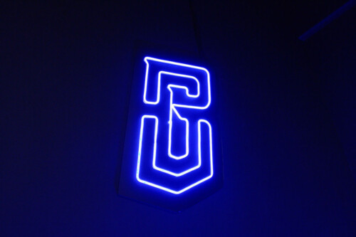 Design de logo para a academia Black Gym em Joinville, composto por um monograma (BG), cujo formato lembra um brasão e agrega exclusividade à identidade visual. Projeto de branding assinado por ENTRE Design.