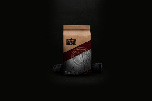Redesign da embalagem de papel para carvão Bom de Brasa, otimizada para o mercado de exportação. Projeto de design de embalagem assinado por ENTRE Design.