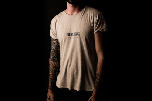 Design de marca aplicado em uniforme promocional para empresa de treinamento funcional Base Box Training. Projeto de branding assinado por ENTRE Design.