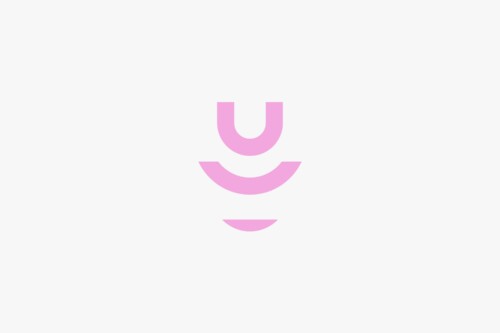 Logo minimalista sem serifas para a marca de bem-estar Nuhmi, com destaque para a letra 'U' de linhas arredondadas, que comunica expansão e conforto ergonômico. Branding assinado por ENTRE Design