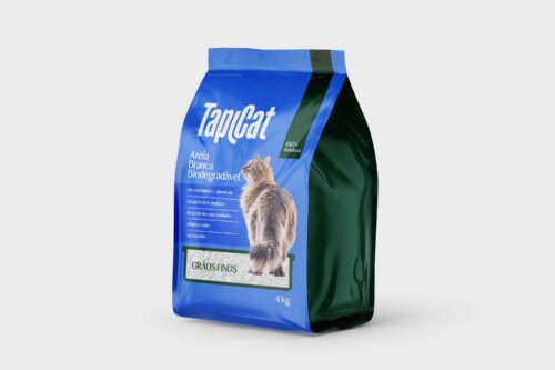 Embalagem sustentável da Tapicat para areia de gatos feita de mandioca. O design destaca um visor frontal transparente em formato de bandeja, permitindo a visualização do produto e educando o consumidor sobre o seu uso correto.