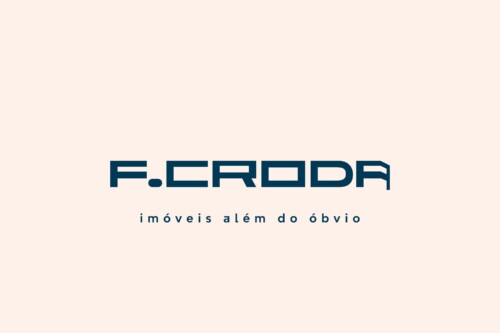 Logotipo minimalista da imobiliária F. Croda, com tipografia modular e a letra A em perspectiva, representando a arquitetura de imóveis de alto padrão na Costa Esmeralda. Design assinado por ENTRE Design.