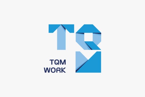 Aplicação da nova identidade corporativa da TQM Work em materiais de papelaria, destacando o posicionamento de autoridade liderado pelo especialista Roberto Oliveira. Projeto de Branding assinado por ENTRE Design.